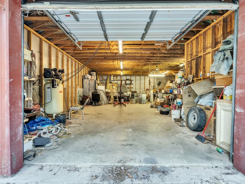 More Photos Of 280 Broken Arrow Marina, Livingston Hotel For Sale