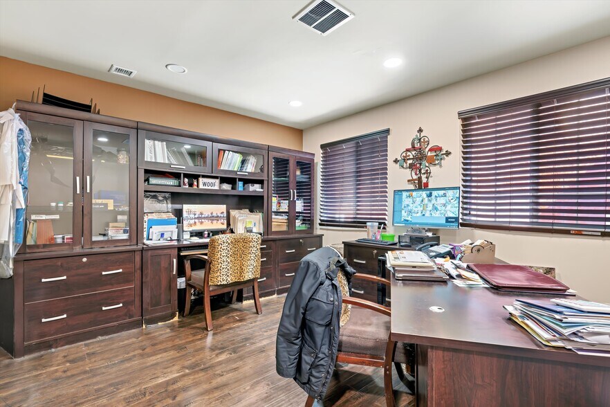 More Photos Of 23945-23947 Newhall Ave, Santa Clarita General Retail For Sale