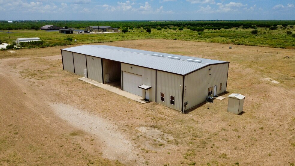 More Photos Of 13688 Interstate 35, Dilley Distribution For Sale