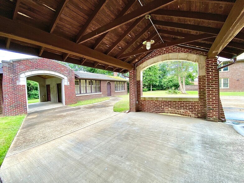 More Photos Of 219 N Broadway St, Tupelo General Retail For Lease