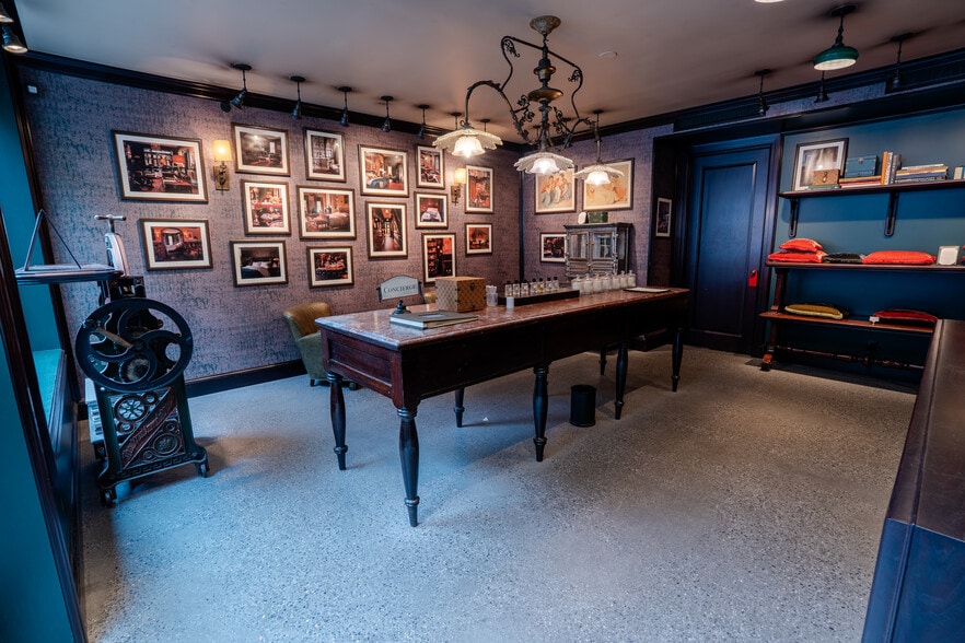 More Photos Of 246 W 16th St, New York Storefront Retail Residential For Lease