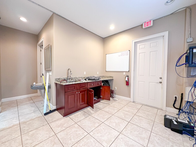 More Photos Of 180 Fitzgerald Rd, Lakeland Office For Sale
