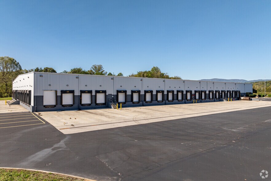 More Photos Of 640 N Northpark Dr, Clinton Warehouse For Lease