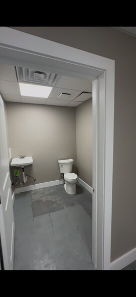 More Photos Of 130 W Kentucky St, Franklin Storefront Retail Office For Lease