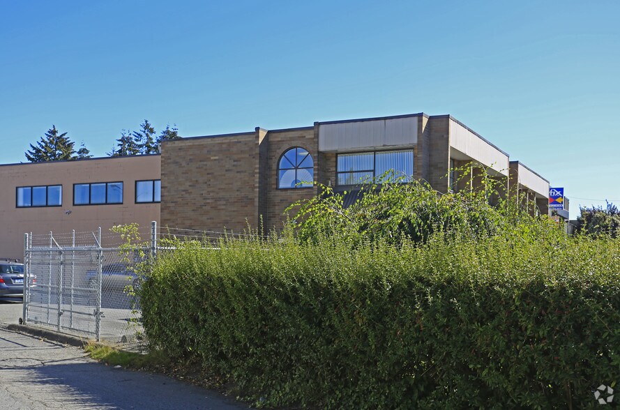 More Photos Of 6866 Russell Av, Burnaby Office For Lease