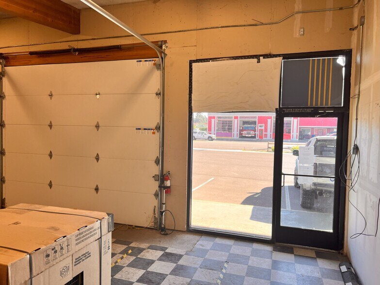 More Photos Of 580 Portland Ave, Gladstone Freestanding For Lease