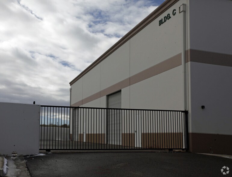 More Photos Of 12221 Poplar St, Hesperia Warehouse For Lease