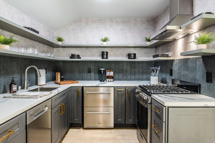 More Photos Of 306 Loch Leven Rd, Lake Arrowhead Hotel For Sale