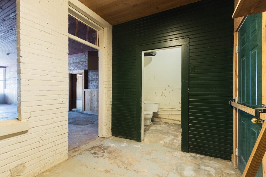 More Photos Of 135 Main St, Smiths Grove Storefront For Sale