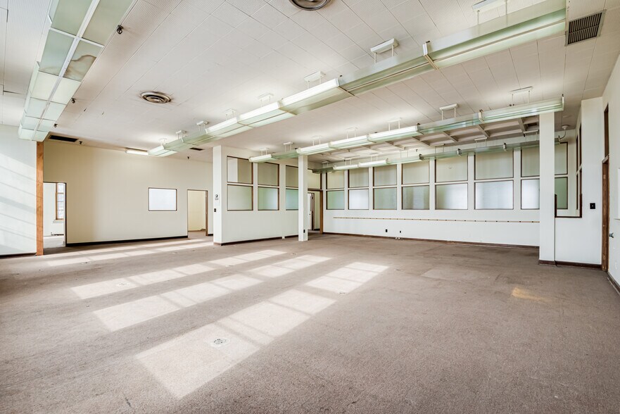 More Photos Of 740 W Oakland Ave, Port Washington Manufacturing For Lease