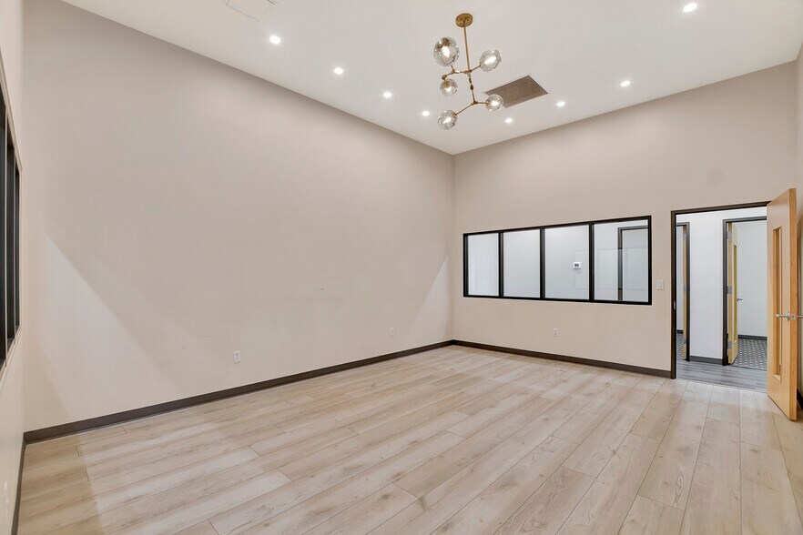 More Photos Of 1009 Yale St, Houston Freestanding For Sale