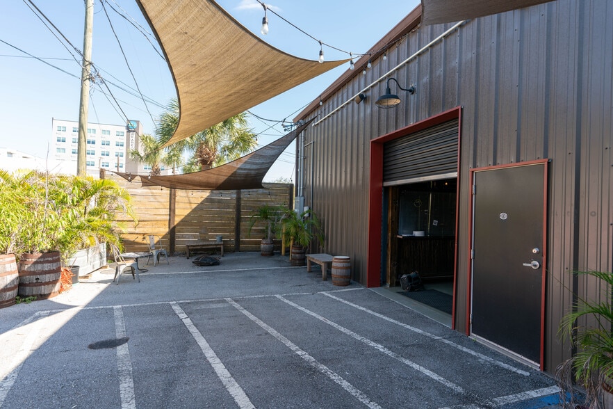 More Photos Of 1745 1st Ave S, Saint Petersburg Bar For Sale