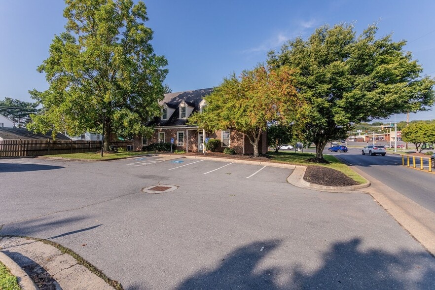 More Photos Of 800 Country Club Rd, Harrisonburg Office For Sale
