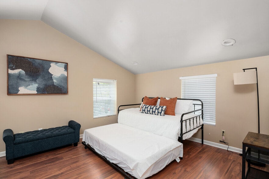 More Photos Of 640-642 W Main St, Lexington Office For Lease