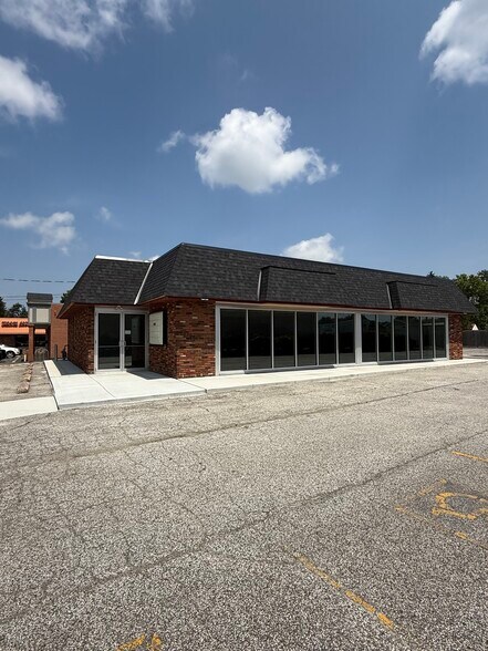 More Photos Of 6699 W 130th St, Cleveland Restaurant For Lease
