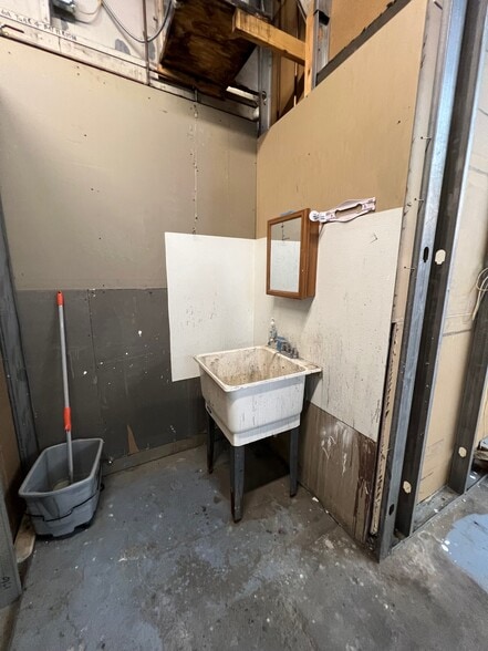 More Photos Of 58 Pulaski St, Peabody Manufacturing For Lease