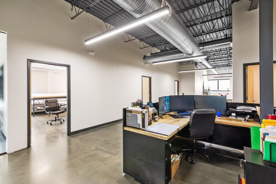 More Photos Of 1215 W 12th St, Kansas City Flex For Lease
