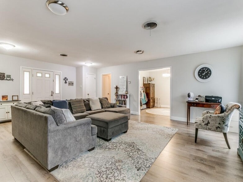 More Photos Of 128 Taylor St, Keller Flex For Sale