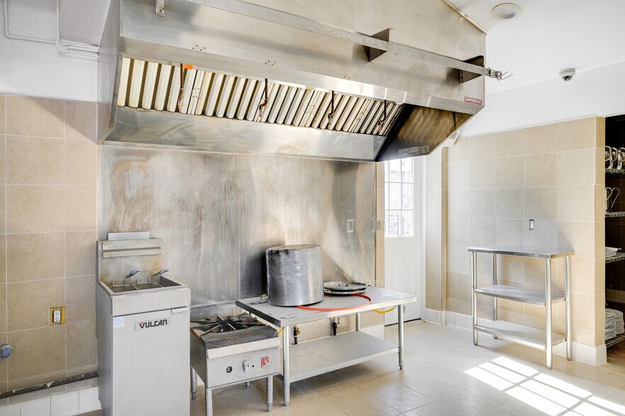 More Photos Of 6500 Foothill Blvd, Tujunga Restaurant For Sale