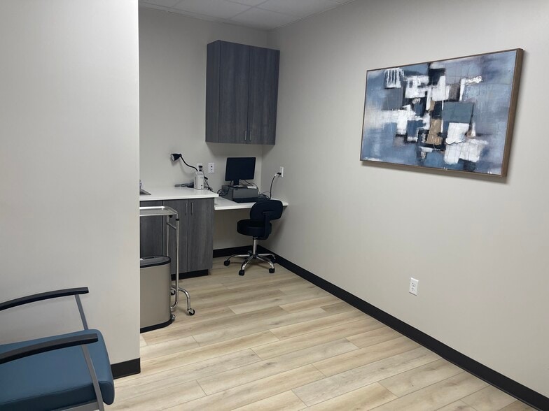 More Photos Of 1915 S Zapata Hwy, Laredo Storefront Retail Office For Lease