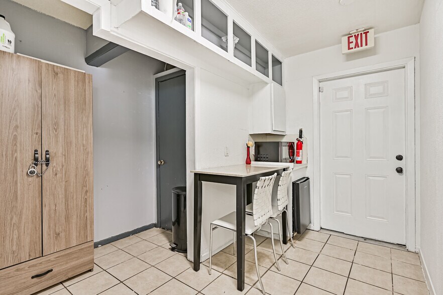 More Photos Of 5001 Luella Ave, Deer Park Office For Sale