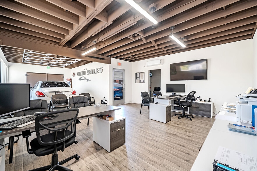 More Photos Of 5716 W Manchester Ave, Los Angeles Office For Sale