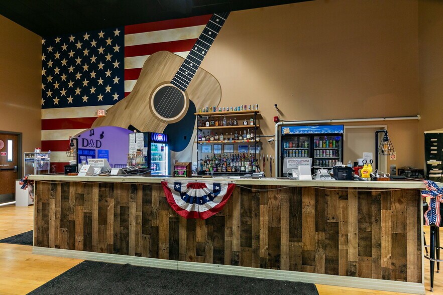 More Photos Of 425 W State St, Sycamore General Retail For Sale