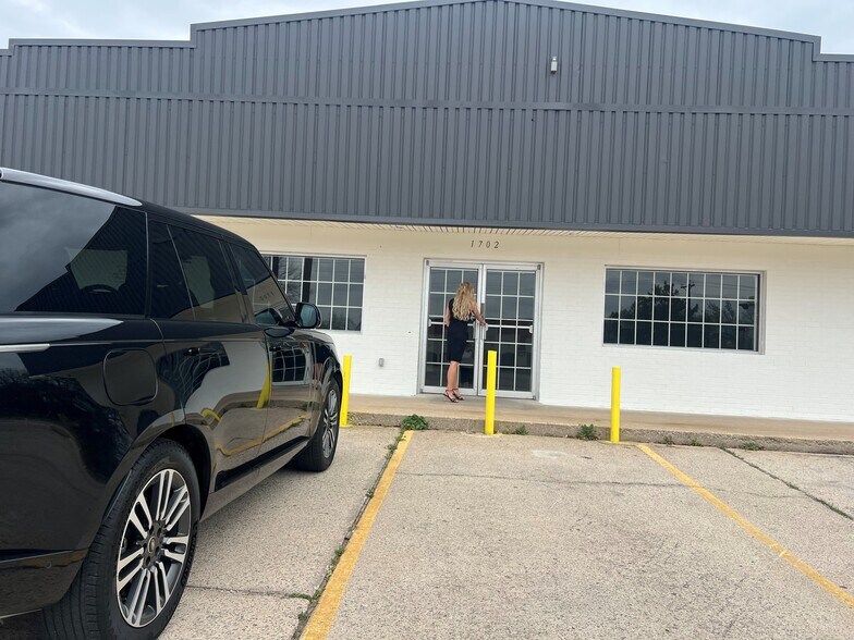 More Photos Of 1702 Santa Fe Dr, Weatherford Flex For Lease