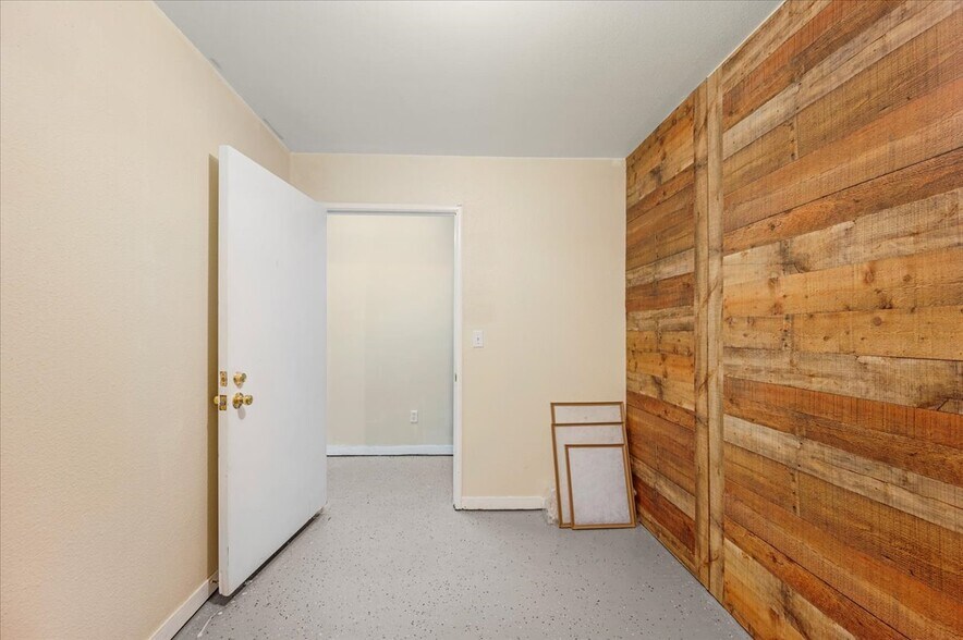 More Photos Of 339 W D St, Lemoore Storefront For Sale