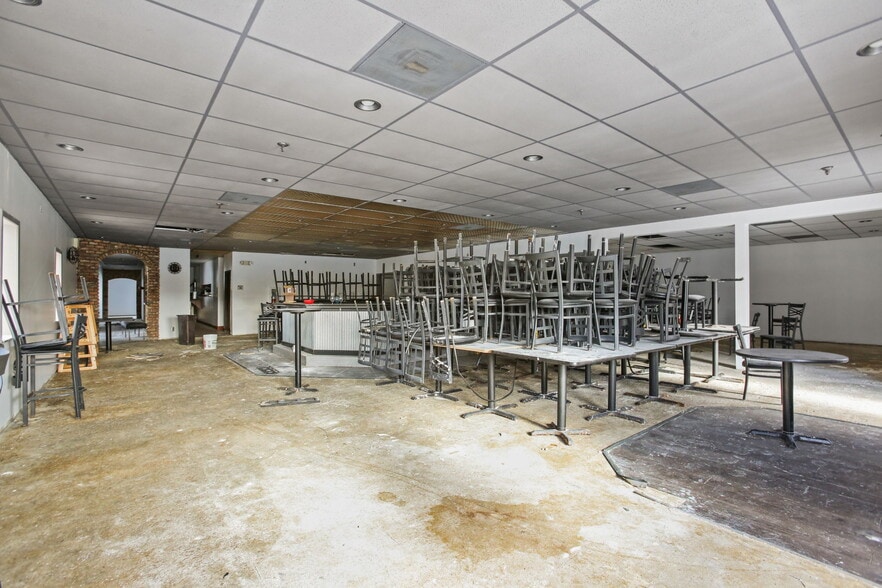 More Photos Of 8432 Noble Ave, Minneapolis Bar For Sale