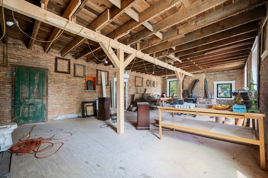 More Photos Of 7211 Queen St, Middleway Flex For Sale