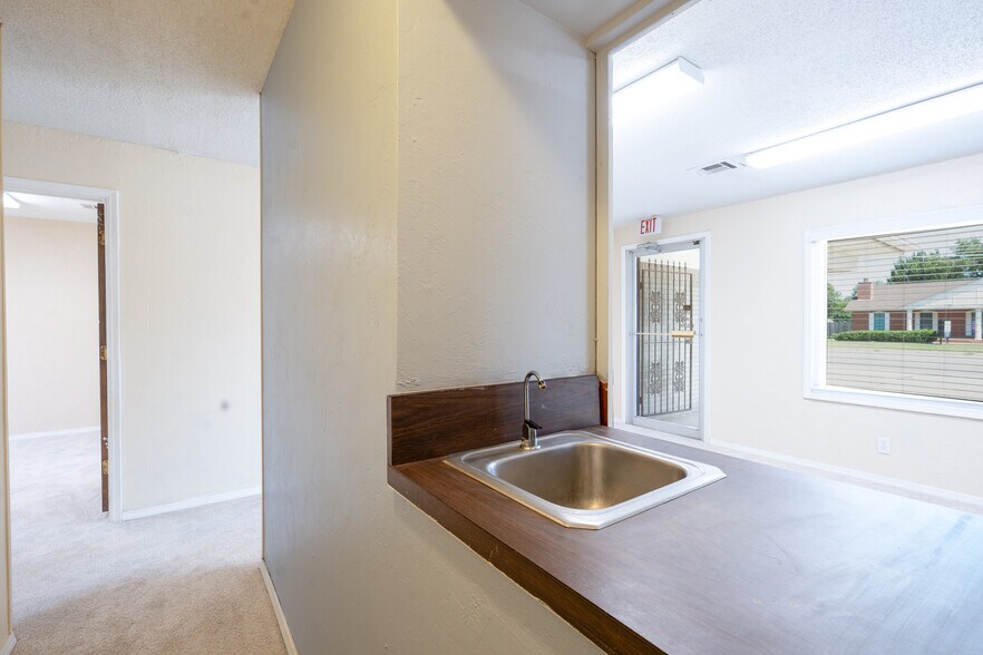 More Photos Of 4401 N Meridian Ave, Oklahoma City Office For Sale