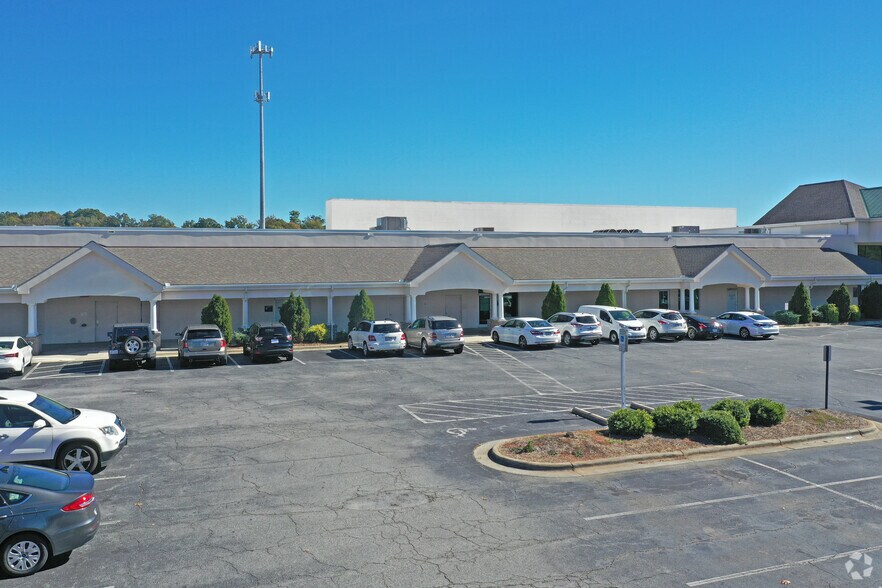 More Photos Of 1701-1703 Westchester Dr, High Point Freestanding For Lease