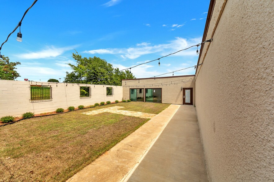 More Photos Of 2001 S Austin Ave, Denison Light Distribution For Lease