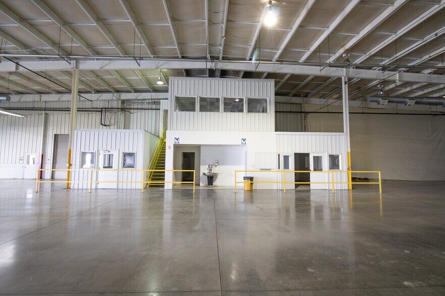 More Photos Of 946 S State Road 32, Union City Manufacturing For Lease