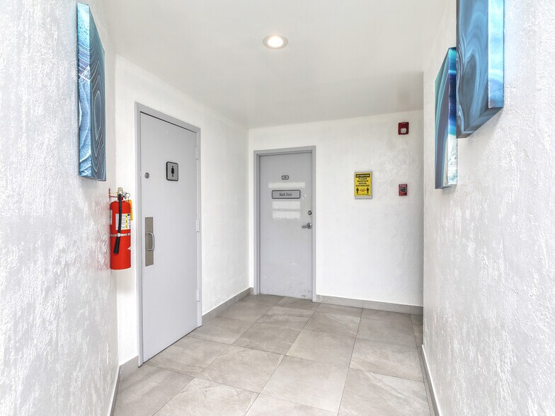 More Photos Of 7880 N University Dr, Tamarac Office Residential For Lease