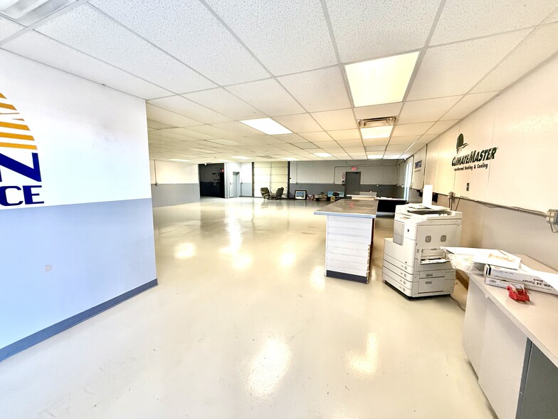More Photos Of 702-708 Congress Park dr, Washington Township Warehouse For Lease