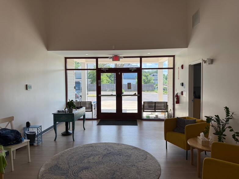 More Photos Of 1430 Poplar Ave, Memphis Office For Sale