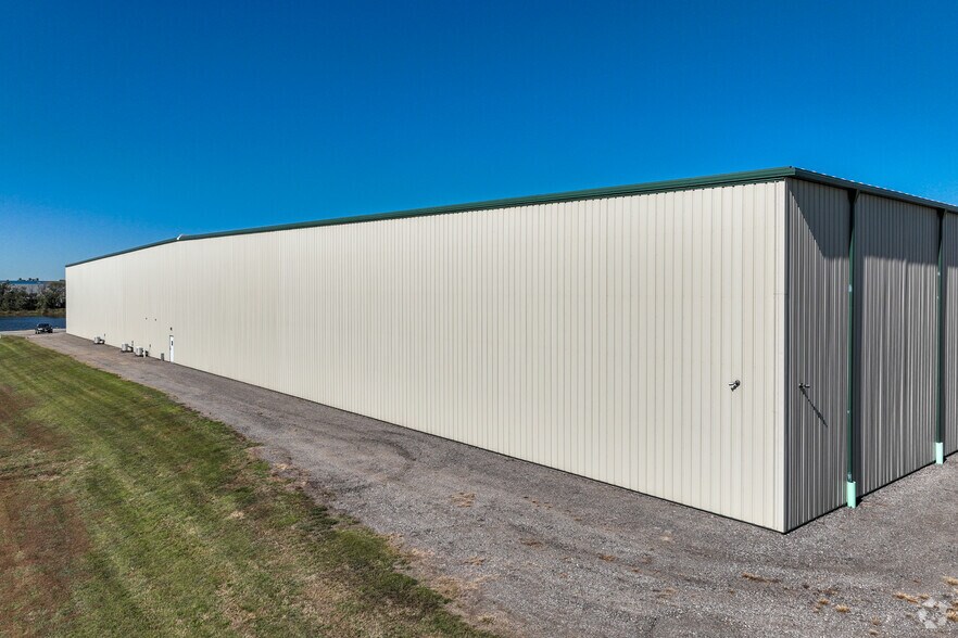 More Photos Of 7200 N Air Capitol Dr, Park City Warehouse For Lease