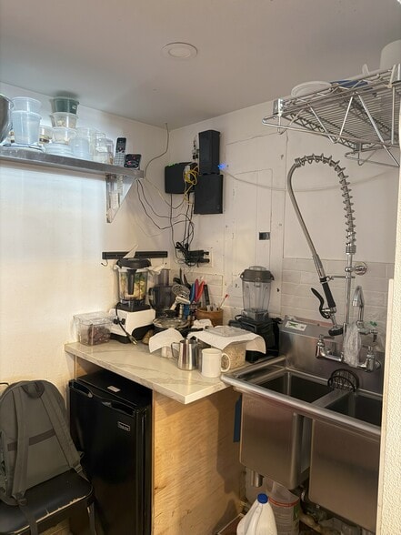 More Photos Of 86 Greenpoint Ave, Brooklyn Convenience Store For Lease