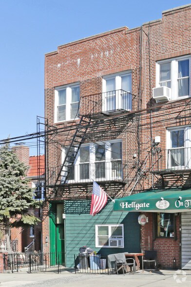 More Photos Of 19-17 Ditmars Blvd, Astoria Storefront Retail Residential For Lease