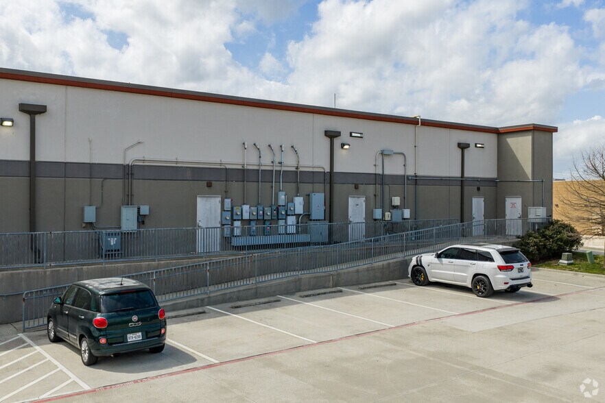 More Photos Of 19970 Eva St, Montgomery Freestanding For Lease