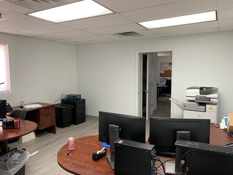 More Photos Of 12830 Cogburn Ave, San Antonio Light Distribution For Lease