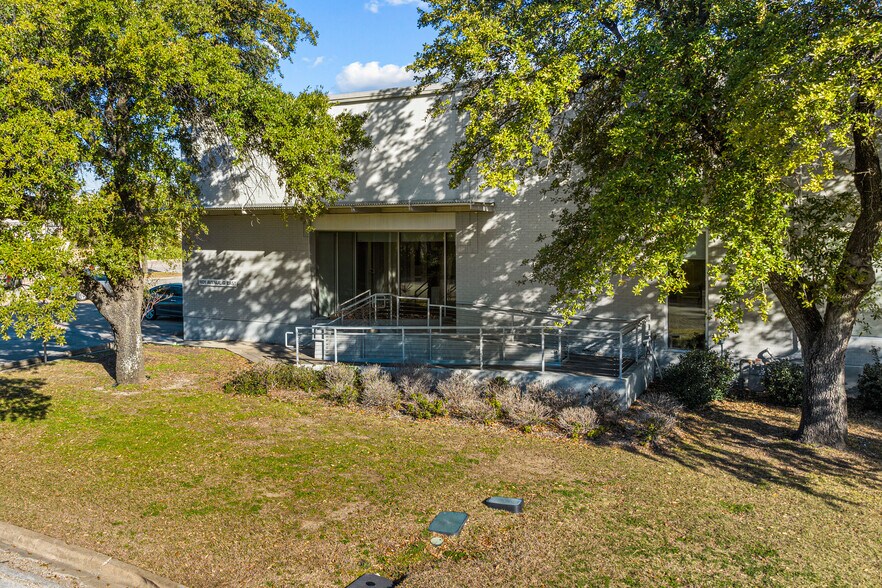 More Photos Of 1101 Avenue G, Arlington Distribution For Lease