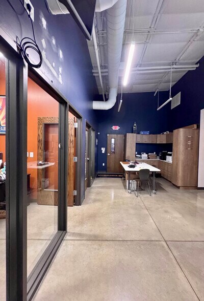 More Photos Of 1009 W 2nd St, Taylor Flex For Sale