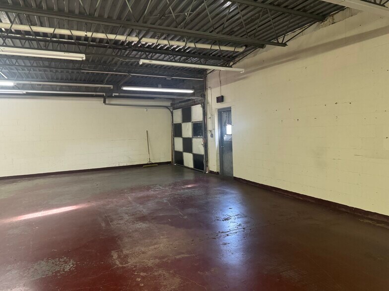More Photos Of 261 Suburban Ave, Deer Park Warehouse For Lease
