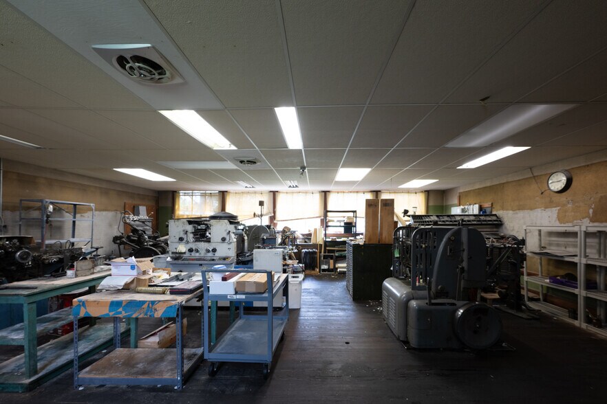 More Photos Of 2333 Northwood Ave, Easton Light Manufacturing For Sale