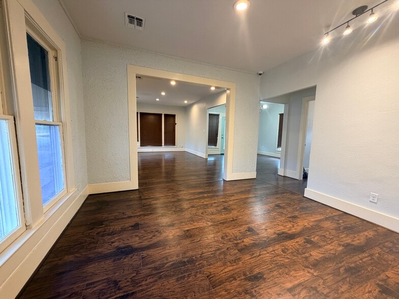 More Photos Of 415 W Goodwin St, Pleasanton Storefront Retail Office For Lease