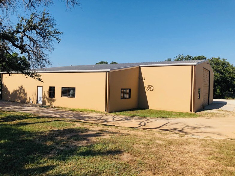 More Photos Of 1808 Barnett Dr, Weatherford Warehouse For Lease