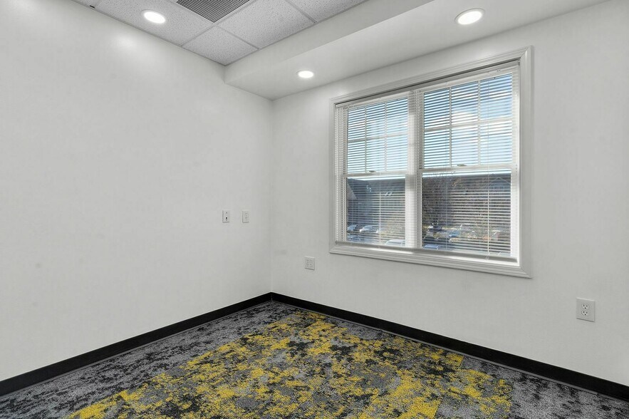 More Photos Of 10412 Allisonville Rd, Fishers Office For Sale